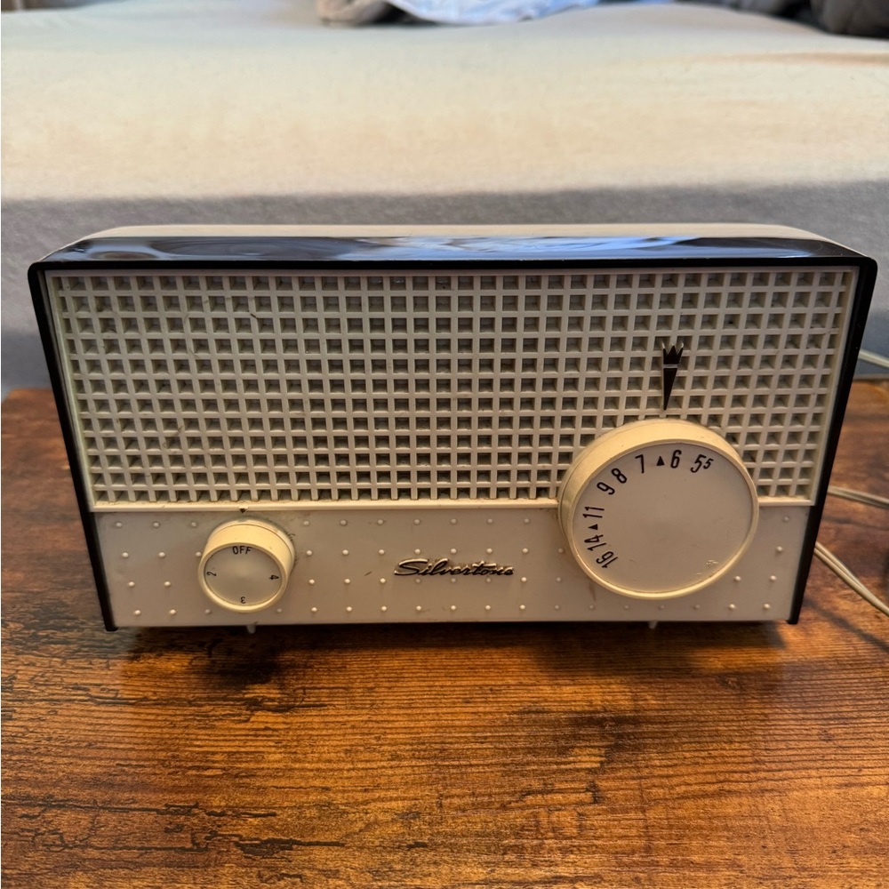 Vintage 1961 Silvertone Radio Model 1002
